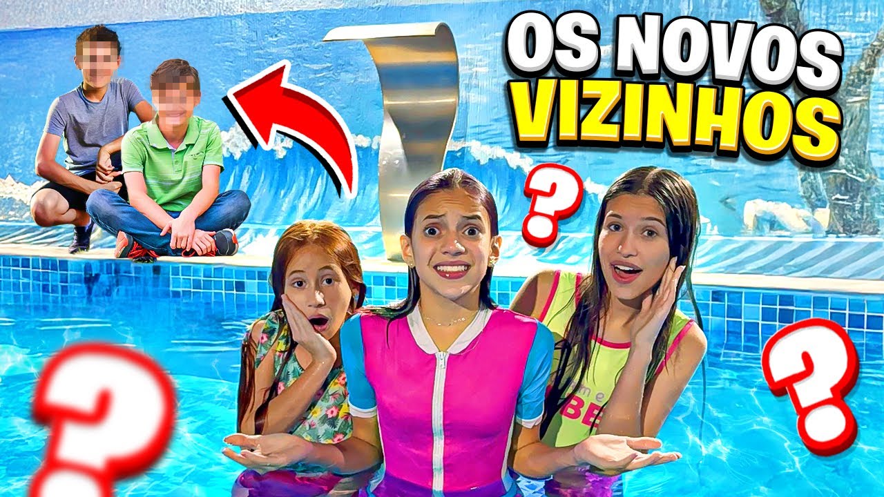 As Meninas foram espionadas ￼na piscina pelos novos moradores do condomínio 