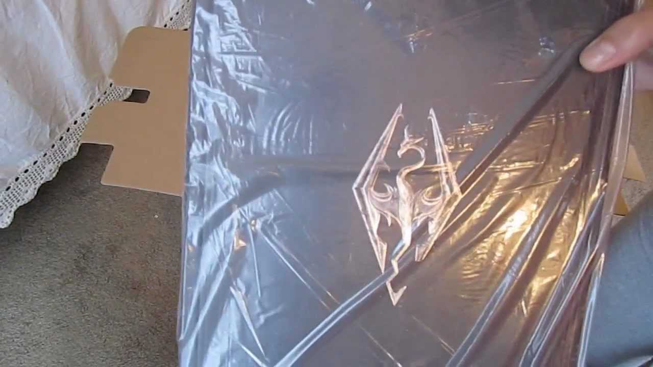 MrsViolence: Un-boxing of Elder Scrolls V: Skyrim Collectors Edition