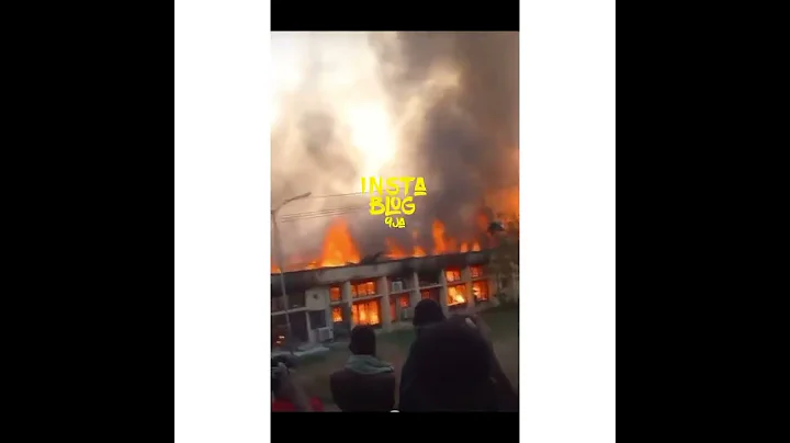 Staff and students panic as fire razes physiology department building in UNIZIK, Anambra State.