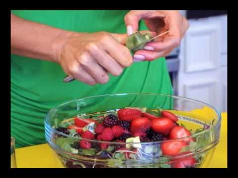 very-berry-salad:-raw-food-recipe