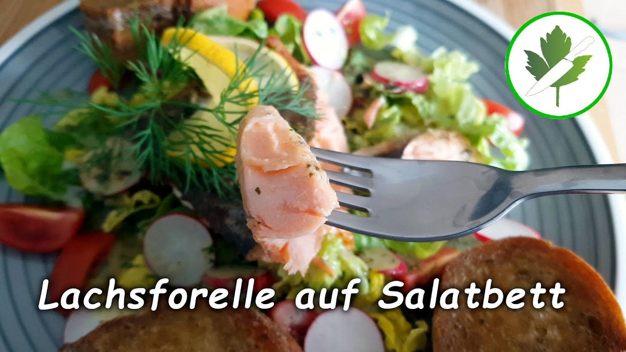 Saftige Lachsforelle auf Salatbett mit Honig- Dill- Senfdressing und ...