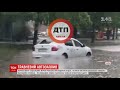 Неслідки негоди в Києві: автівки "пливуть" через підтоплені дощем дороги
