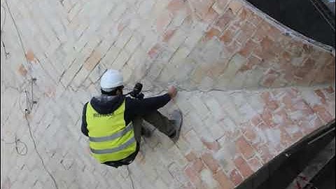 Crack opening on the keystone of a masonry cross vault