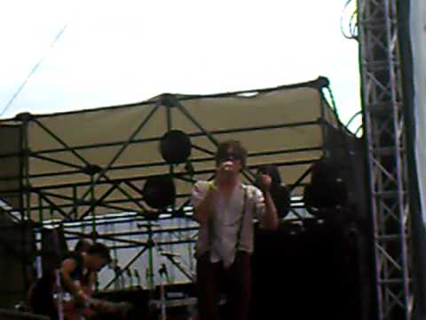 Fun. - "Pretty Girls" at Bamboozle