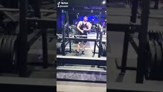 بعد از ورزش در کلپ زیبایی اندام im fitness Studios nach dem Training 