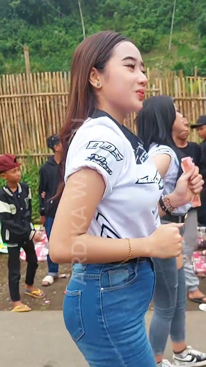 dancer muda yang lagi naik daun evee cahaya dan valen wijaya...