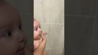 Bebé Bañándose En La Ducha