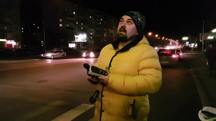 Курские активисты Роман Алёхин и Олег Погожих проверяют освещение на улицах города.