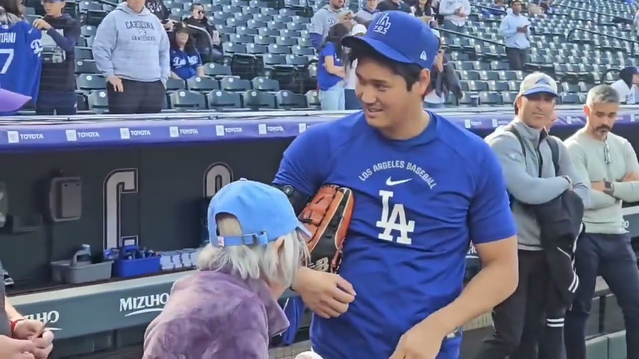 Shohei Ohtani Signs A Ball For 100-Year Old Nagasaki Survivor - Momoyo Kelly ⚾ #Dodgers