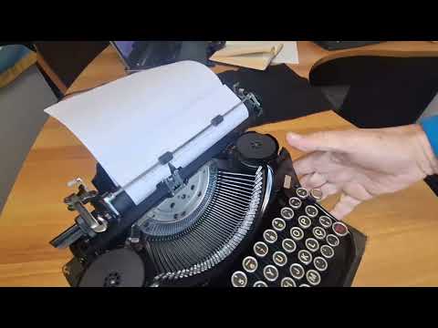 Máquina de Escrever Mercedes Prima - Fabricada na Alemanha na década de 1930.