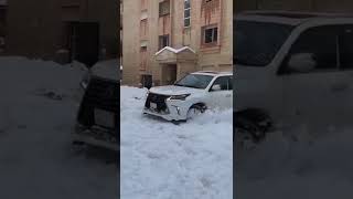 Lexus LX 570 off-roading in snow