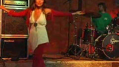 Estara Dances with Garaj Mahal at Joshua Tree Musi...