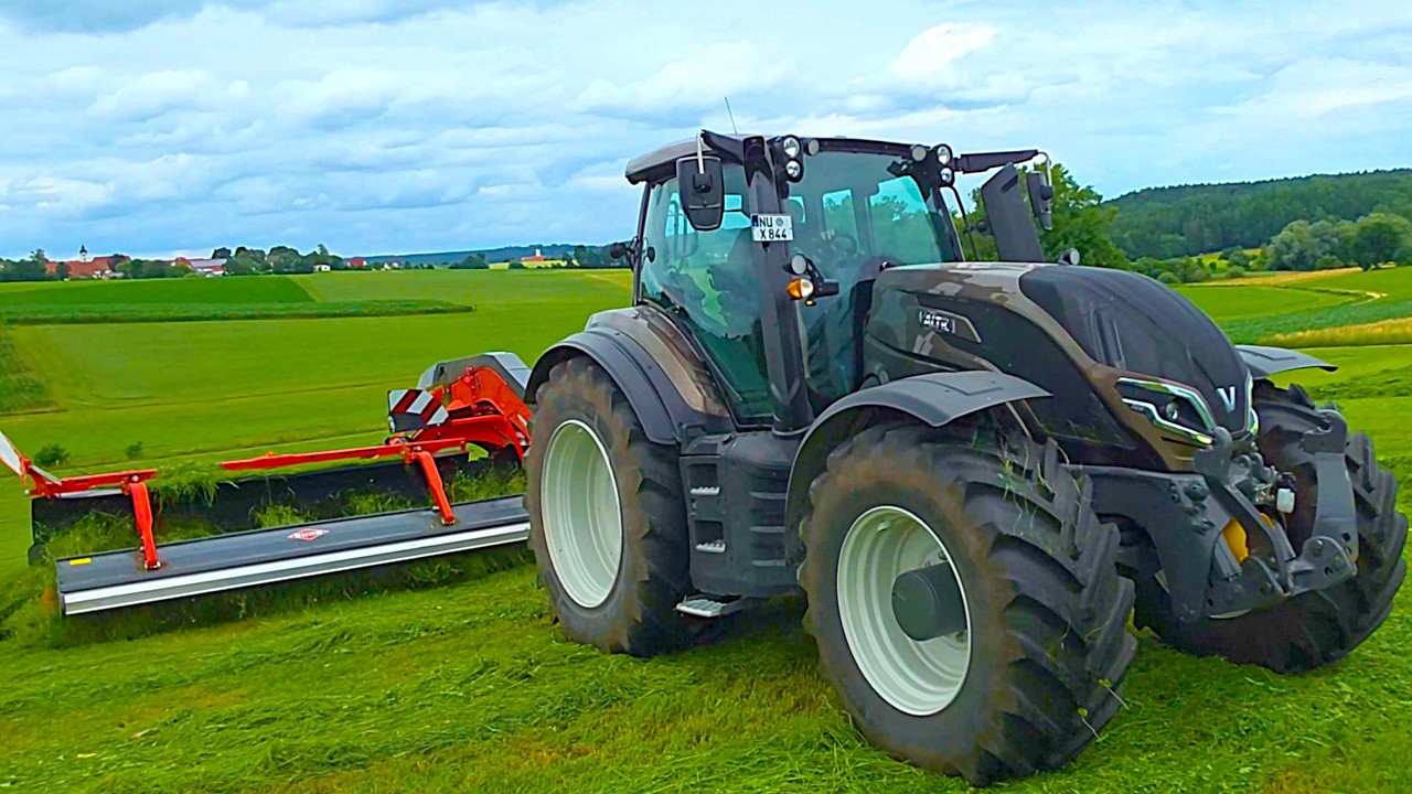 VALTRA T 214 mit Kuhn MERGE MAXX 950 bei Grassilage & Valtra T 235 & Valtra T 162 & MF mit CF 10802