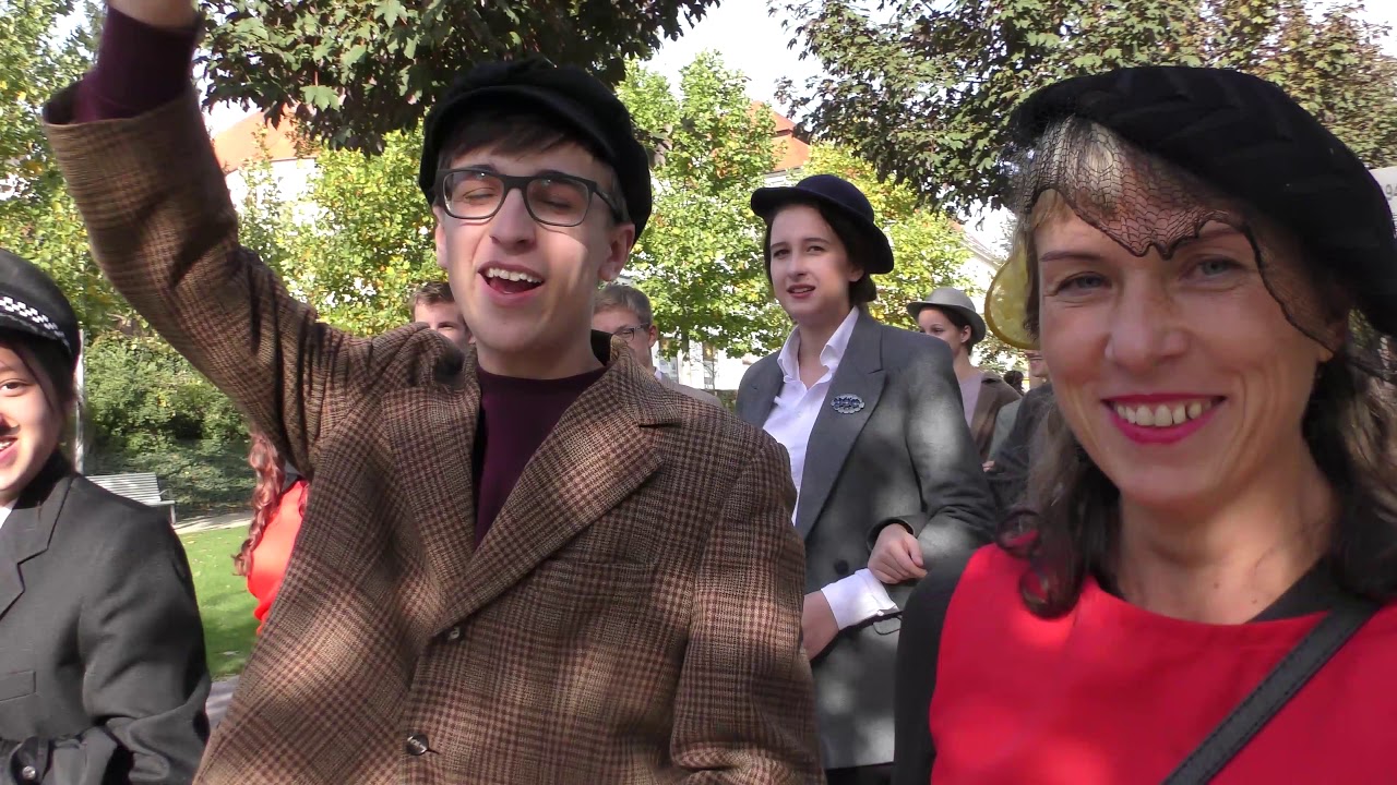 Průvod studentů - Cesta dolním parkem