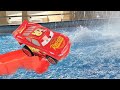 Una carrera en el parque acuático con Rayo McQueen. Coches de juguete. Vídeos para niños
