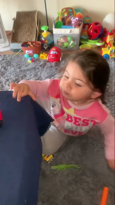 Matilde faz anjos no tapete