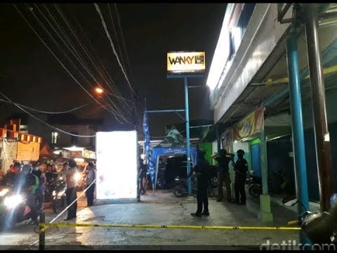 Tim Densus Olah TKP Toko HP yang simpan Bom di Bekasi ...