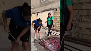 Qarabağlı Gəlin Qayınanasının Xalçalarını Yuyur