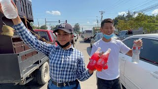 Selling drinks on the Honduran highway 🇭🇳