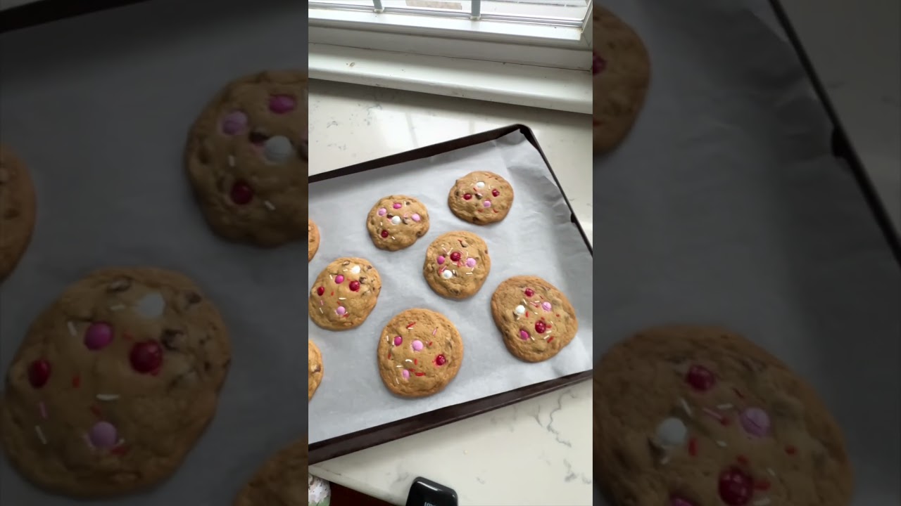 heart shaped cookies for Valentine’s Day 💝 