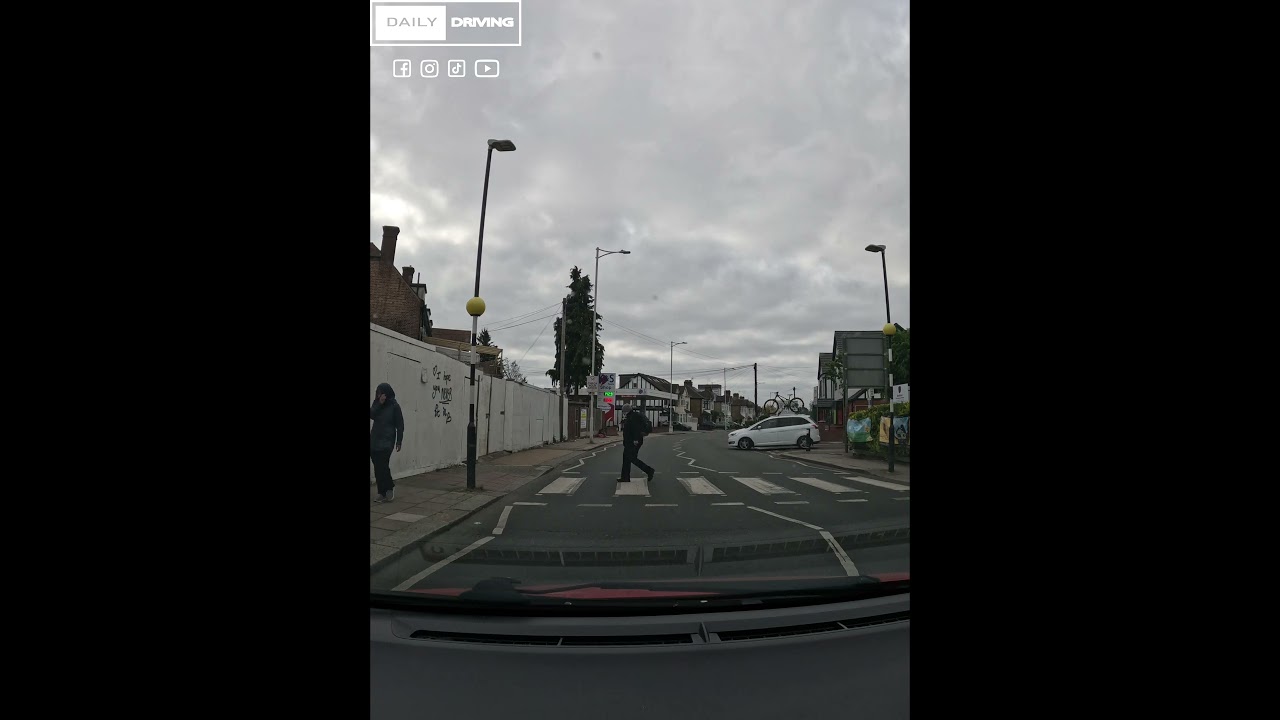 Что следует делать при приближении к пешеходному переходу «зебра»?