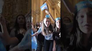 El Coro de Niños del Teatro Colón alentando a la selección