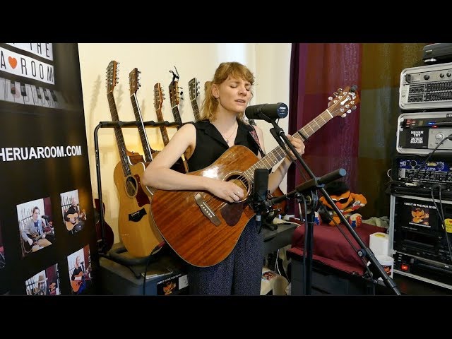 YouTube पर Sophie Janna - Wide World देखें YouTube पर Sophie Janna - Wide World देखें