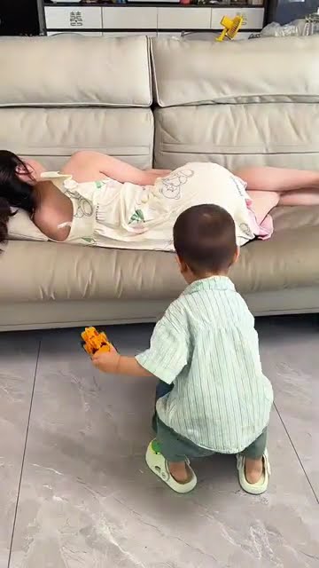 Ibunya hampir jatuh dari sofa, tapi aksi anaknya sungguh mengharukan #lucu kehidupan sehari-hari