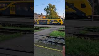 Перроны советских времен и современные электрички на Центральном ЖД вокзале в Риге, 2 августа 2025.