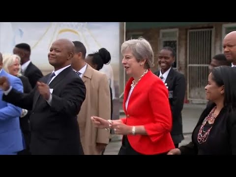 شاهد تيريزا ماي تحتفل بالعلاقة الجديدة مع القارة السمراء برقصة أفريقية