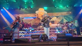 Zac Brown dedicated the show to Jimmy Buffett