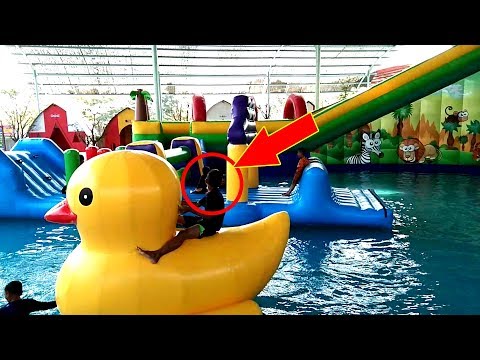 giant-duck-waterslide-toys-for-kids-videos-|-play-in-waterslide-waterpark-gofun