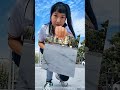 巨大な女の子による建物の盗難