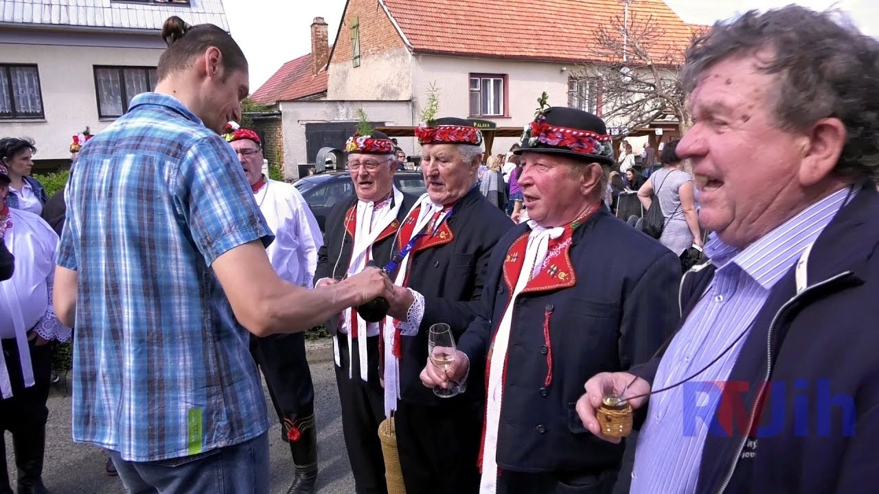 Putování po otevřených sklepech nabídlo 16 zastávek u vinařů v Dolních Dunajovicích a Březí