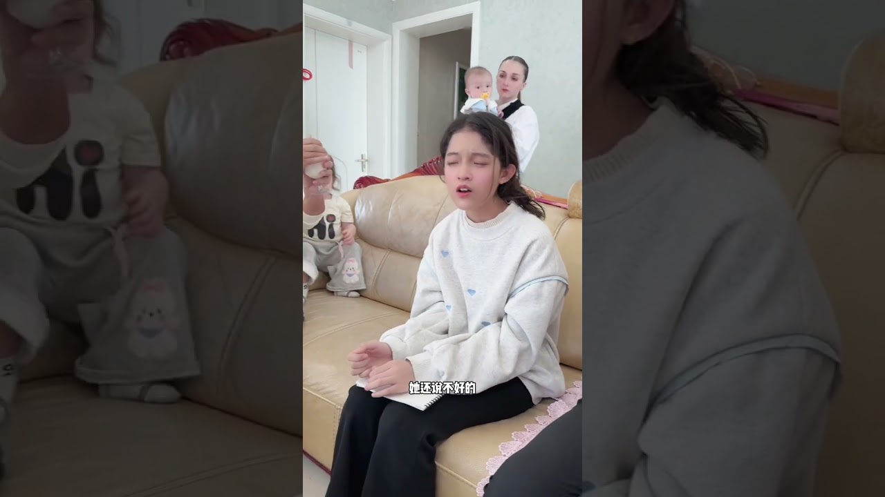 大女儿因为妈妈不联系她而伤心落泪，一家人都陪着她安慰她