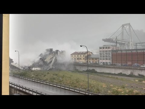 Coches y personas aplastadas bajo el puente caído en Génova