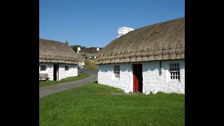 Thatching at Harry Kelly's Cottage: Laying Scraa