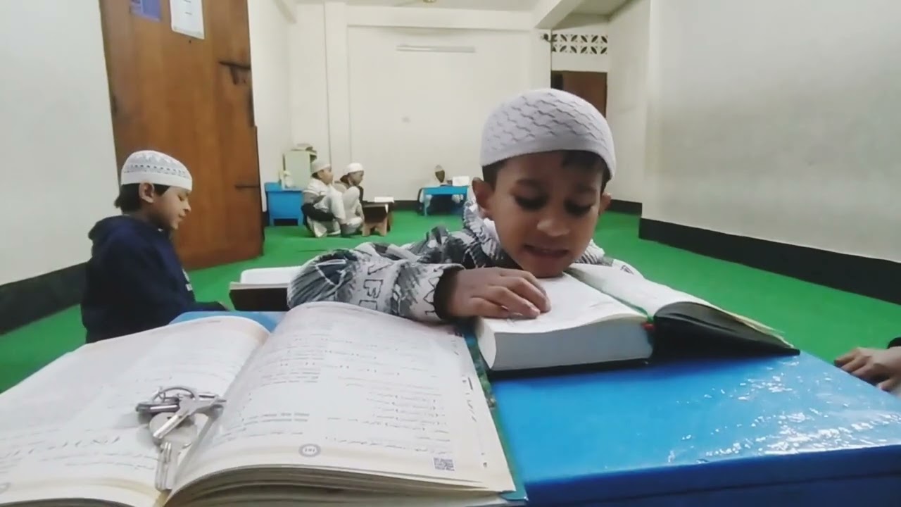 নাজারার ছাত্রদের পড়া শোনার সময়।