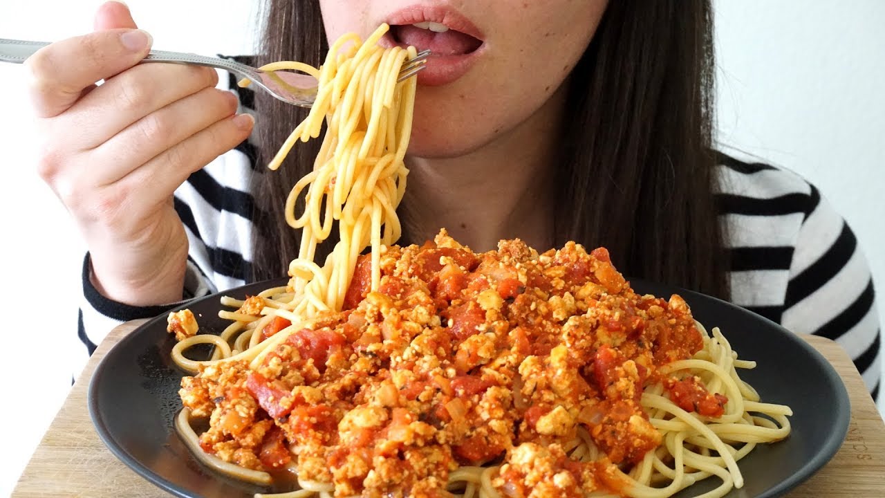 ASMR Eating Sounds: Spaghetti Bolognese (Whispered)