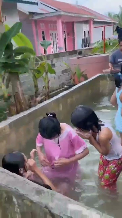 bocil lanjut terus mandi dikolam bak air