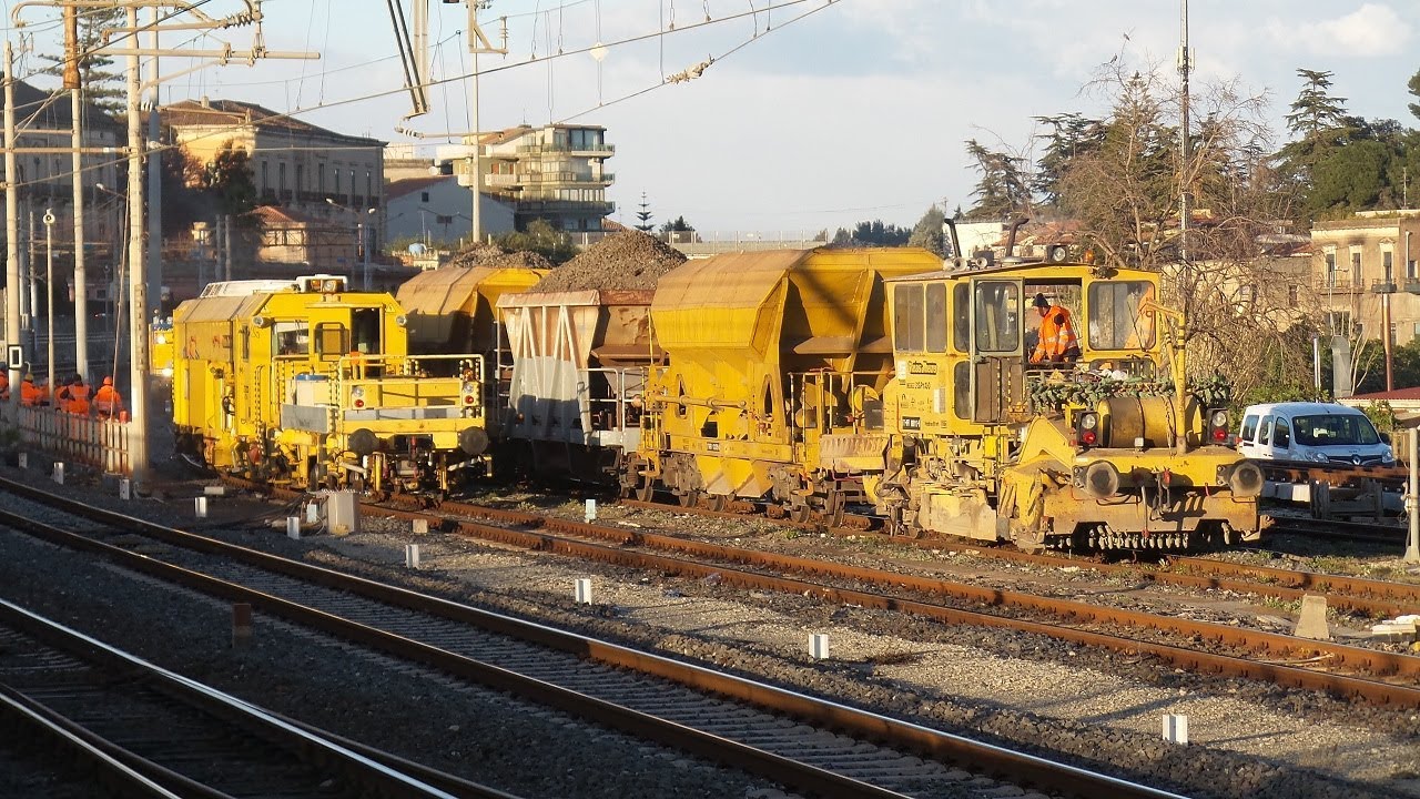 Globalfer al lavoro con il rincalzamento dello scambio nella Stazione di Acireale.