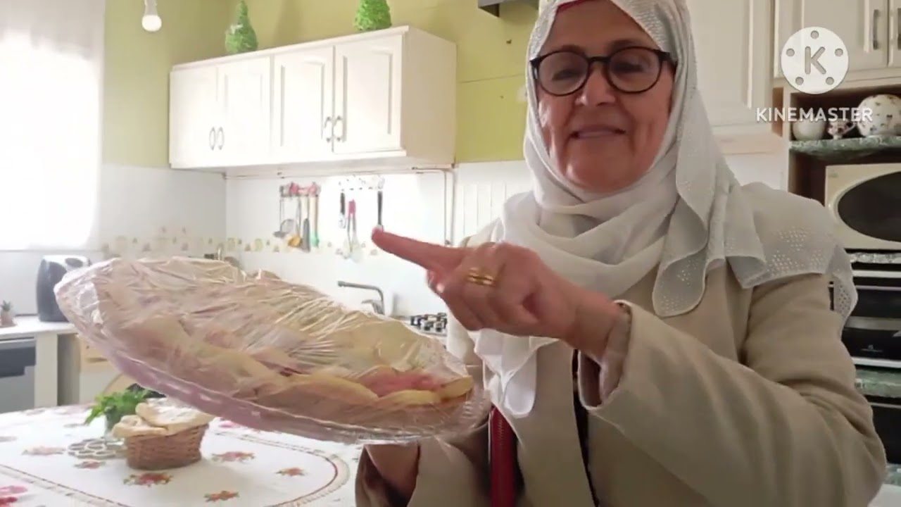 اليوم مستدعين في دار بنت لوزتي حضرت تارت بالغلال وفي العشاء عملت مرقة زيتون محشي وخبز بالياغورت