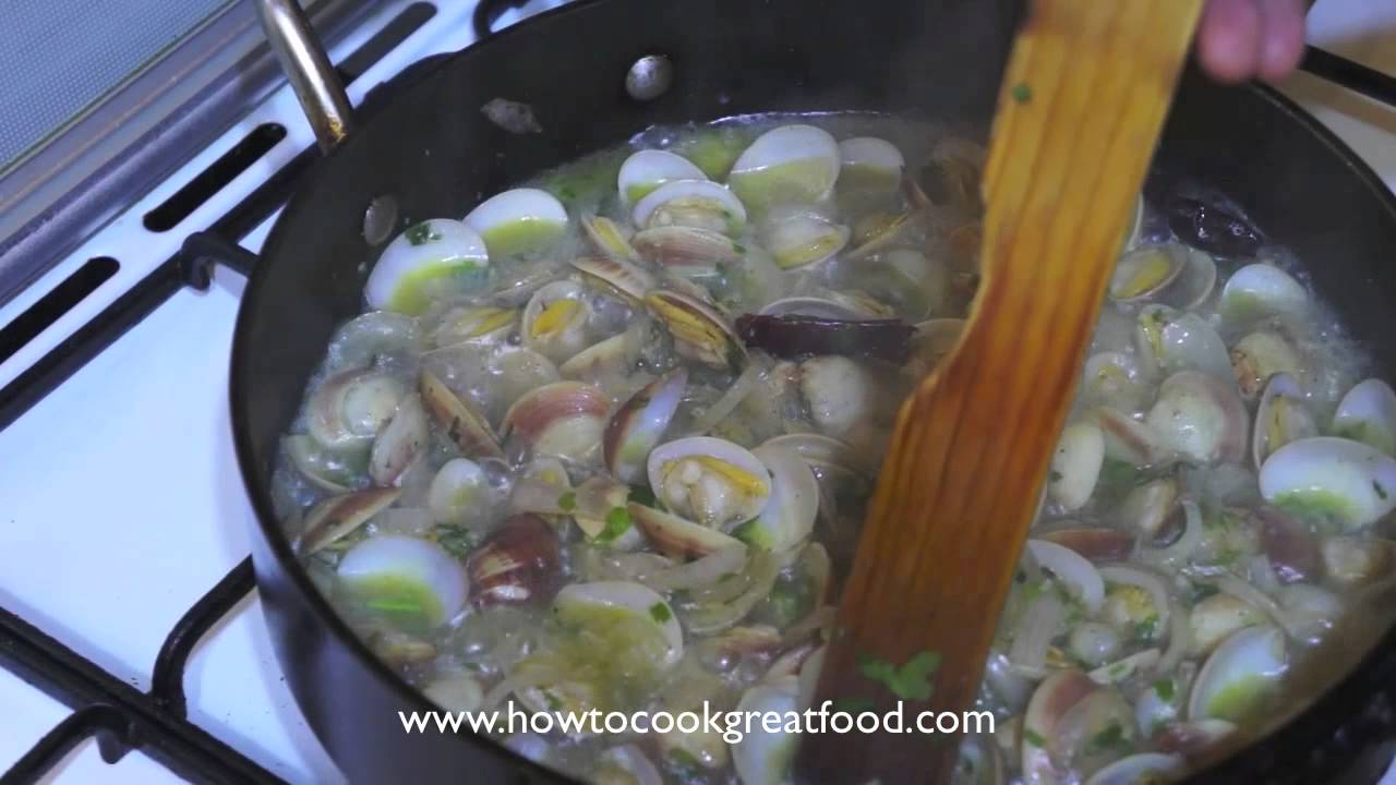 Spaghetti Vongole recipe how to cook great food Italian clams white wine garlic white wine sauce for seafood