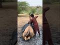 وجوه مرهقة تبحث عن الأمل في بئر قديم وجوه مرهقة تبحث عن الأمل في بئر قديم