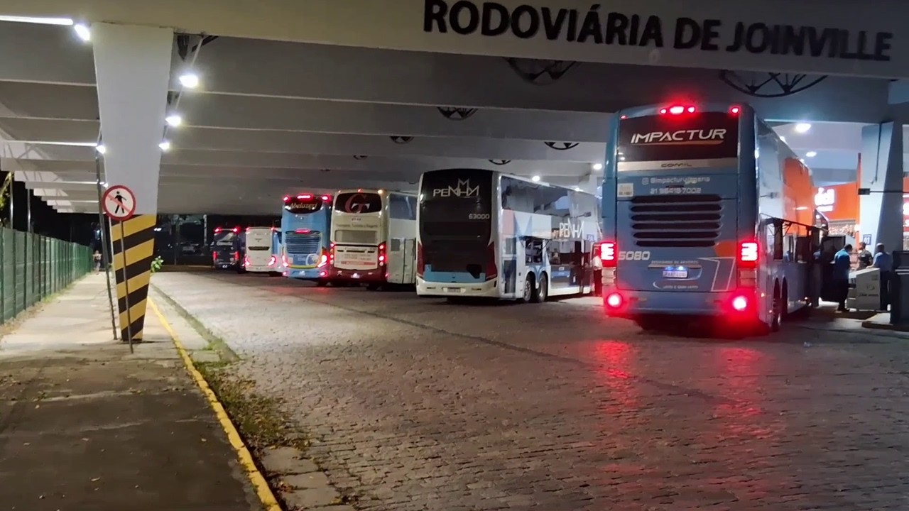 Grande Movimento De Ônibus De Fim de Ano Na Rodoviária De Joinville Muito Carros Extras 