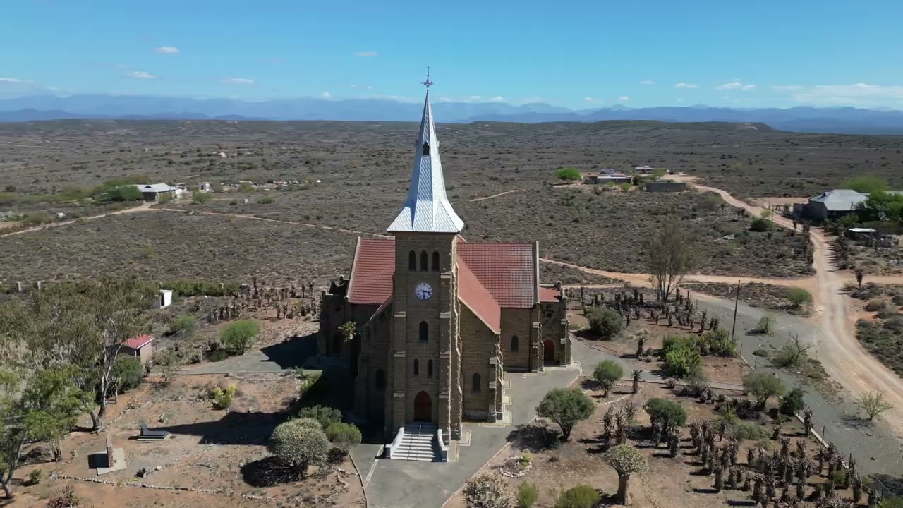 De Hoop lies just outside Oudtshoorn in the Klein Karoo, a small rural settlement