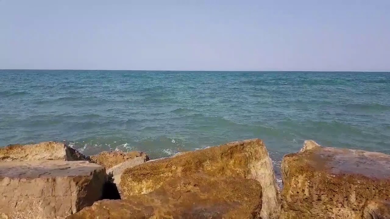 Onde del mare con vista dagli scogli - YouTube