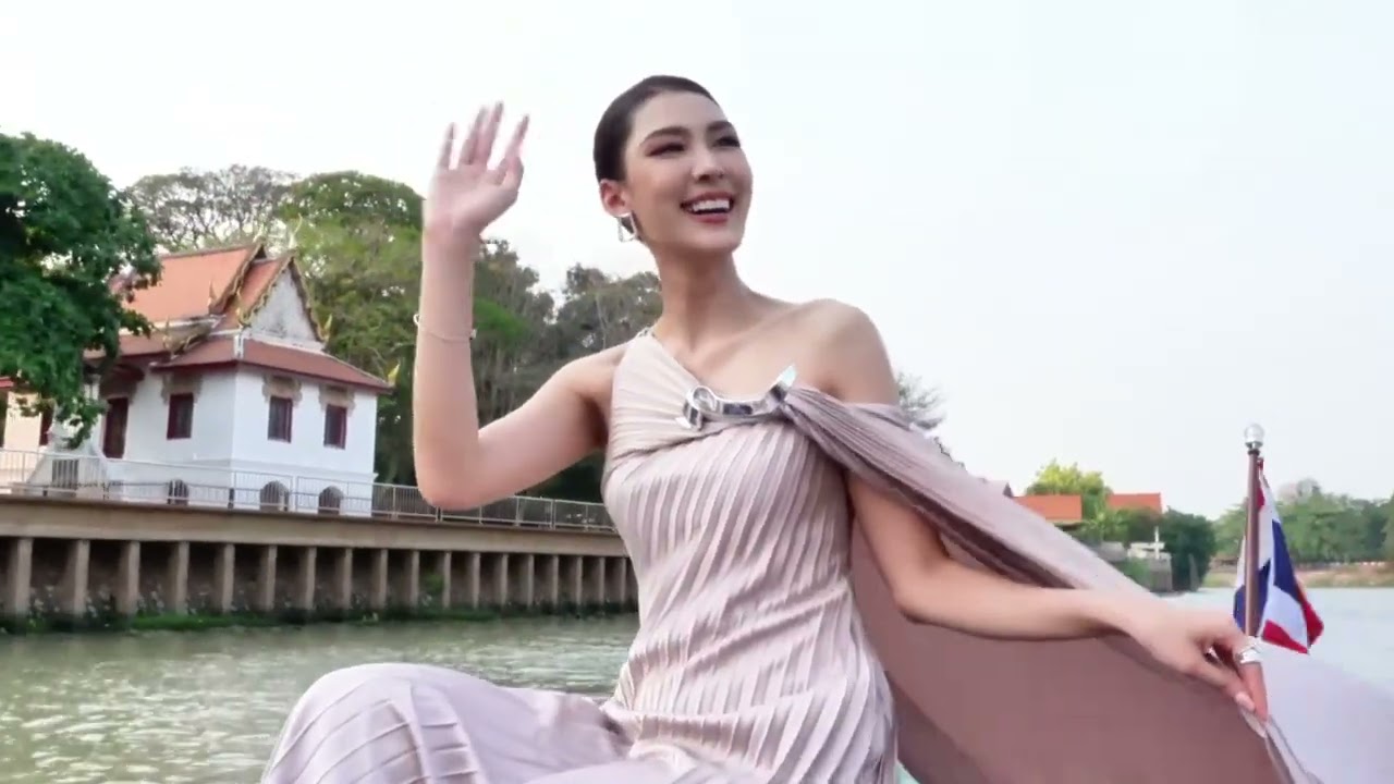 ละคร โอป้าลำซิ่ง 2568 เมื่อแสงสีเสียงของเมืองหลวงเริ่มจางหายไป "เดชชนะ" นักร้องป๊อปผู้เคยโด่งดังต้องกลับคืนสู่บ้านเกิดในแดนอีสานที่เขาจากมา ไม่ใช่ในฐานะซุปตาร์ แต่ในฐานะความหวังสุดท้ายของวงหมอลำเก่าแก่ที่กำลังจะล่มสลาย ท่ามกลางเสียงแคนโหยหวนและฝุ่นควันแห่งความทรงจำ การมาถึงของ "เอกนรี" สาวเมืองกรุงผู้เต็มไปด้วยไอเดียสุดโต่งได้นำพาความวุ่นวายและสีสันใหม่ๆ เข้ามาปั่นป่วนชีวิตของเขา การปะทะคารมที่ดุเด็ดเผ็ดมันกลับกลายเป็นจุดเริ่มต้นของเรื่องราวที่ไม่คาดคิด เมื่อความรักค่อยๆ ก่อตัวขึ้นท่ามกลางสมรภูมิการแข่งขัน ความขัดแย้งในครอบครัว และความลับดำมืดในอดีตที่รอวันเปิดเผย พวกเขาจะฟื้นคืนวงหมอลำนี้ให้กลับมาเป็นตำนานได้หรือไม่ หรือสุดท้ายแล้วเรื่องราวทั้งหมดจะจบลงเพียงแค่บทเพลงที่เลือนหาย 8 hq720
