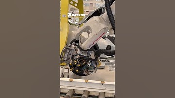 Robot lắp ráp dây chuyền ô tô tự động tại xưởng