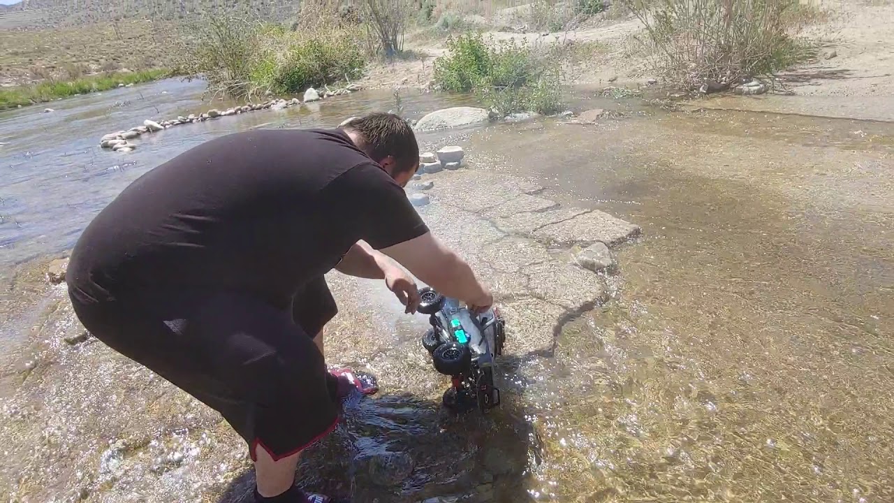 Traxxas Trx4 vs Axial scx10 ii water run